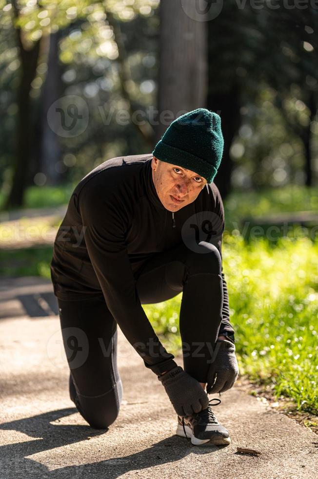 ragzzo fa attività fisica al parco foto