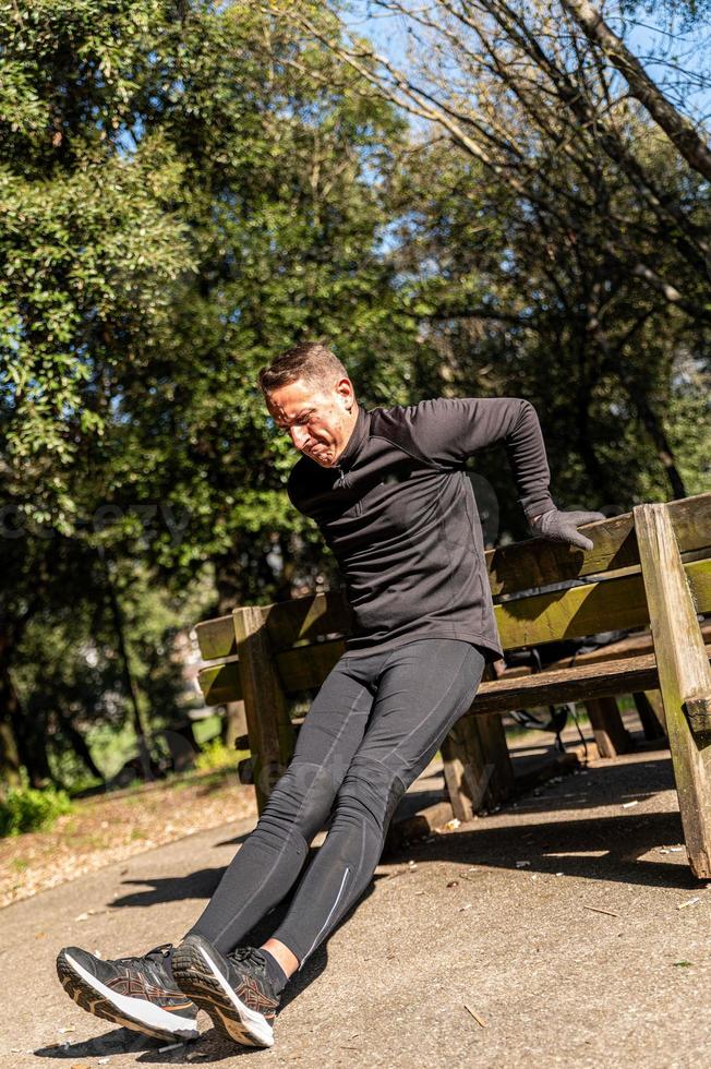 ragzzo fa attività fisica al parco foto