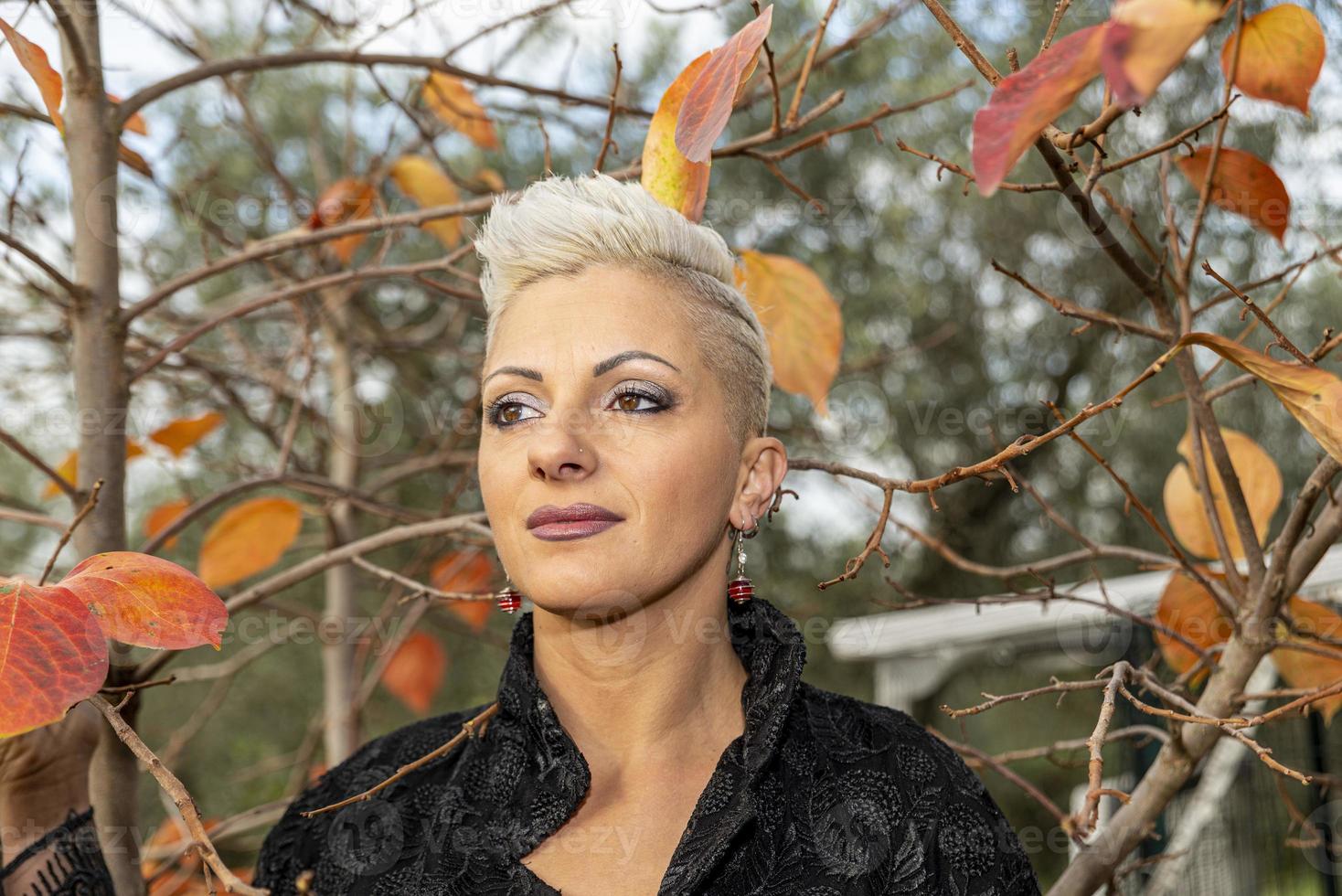 ritratto ragazza bionda capelli corti tra la natura foto