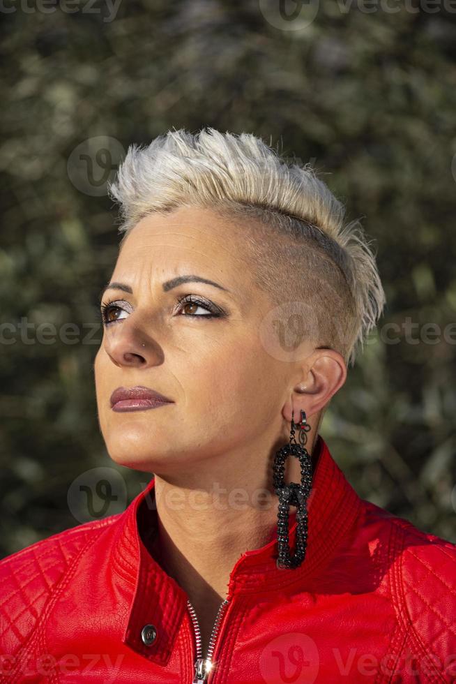 ritratto ragazza bionda capelli corti tra la natura foto