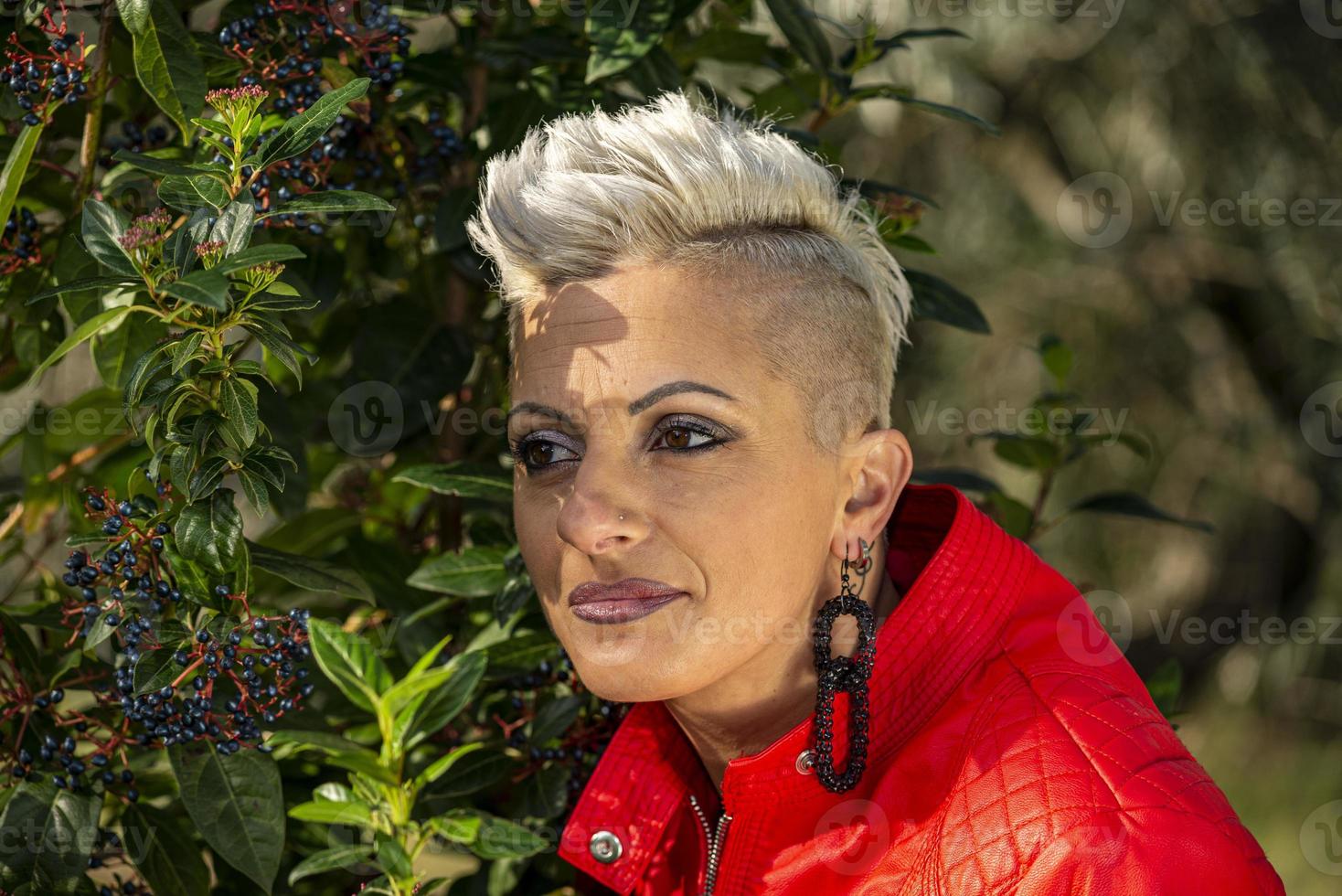 ritratto ragazza bionda capelli corti tra la natura foto