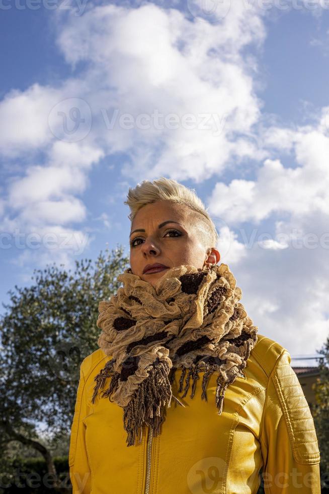 ritratto ragazza bionda capelli corti tra la natura foto