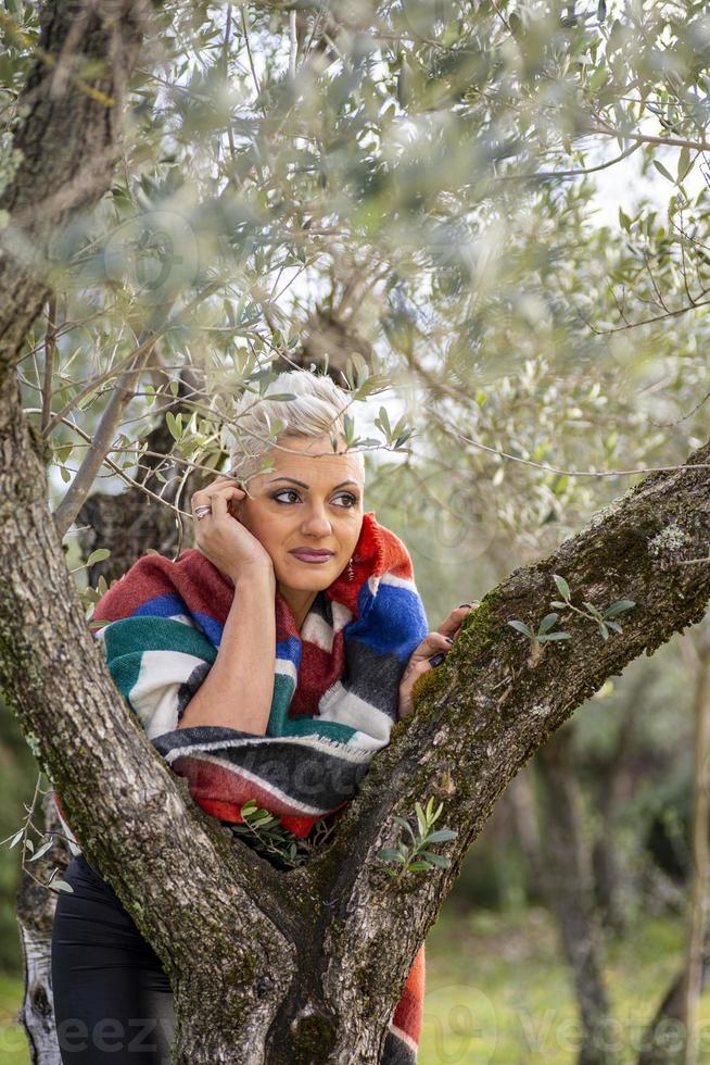 ritratto ragazza bionda capelli corti tra la natura foto