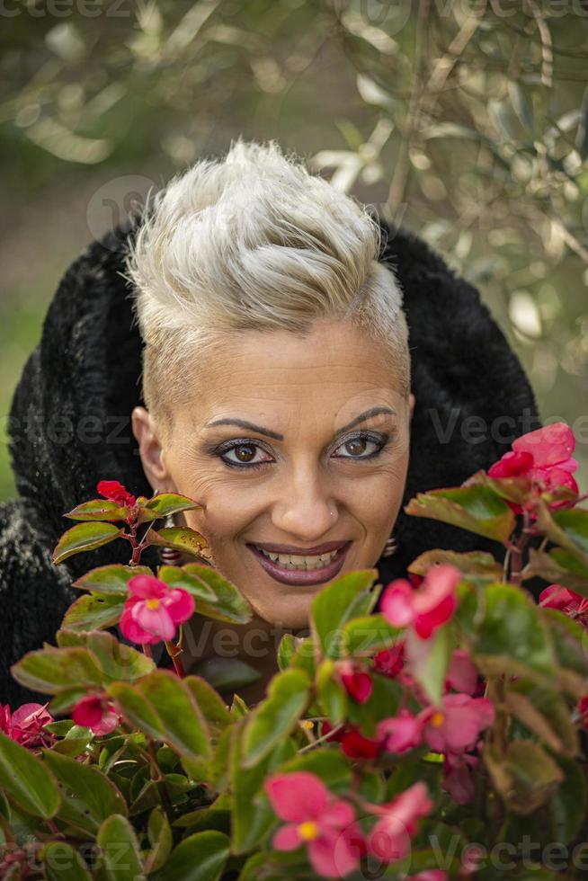 ritratto ragazza bionda capelli corti tra la natura foto