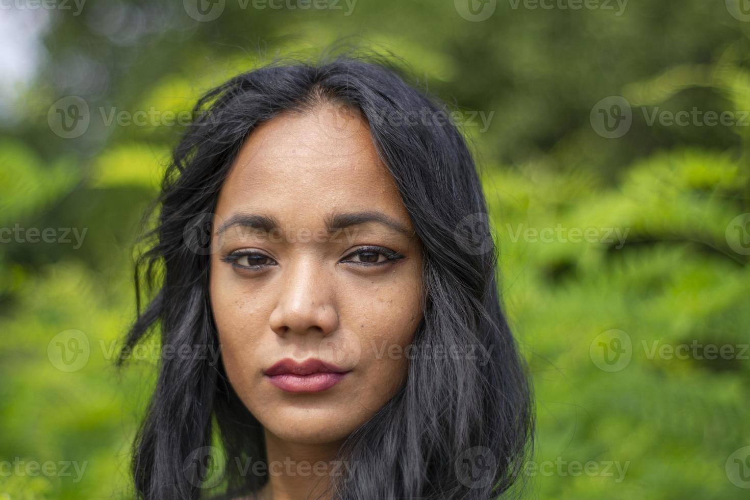 ragazza indiana immersa nella natura primaverile foto