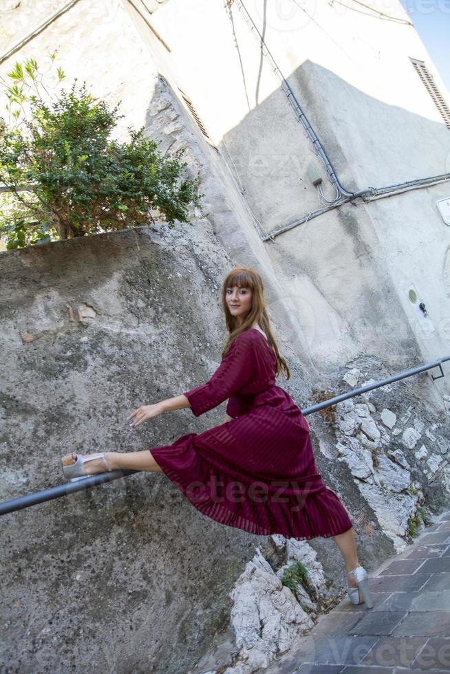 ragazza dai capelli lunghi che balla all'aperto foto