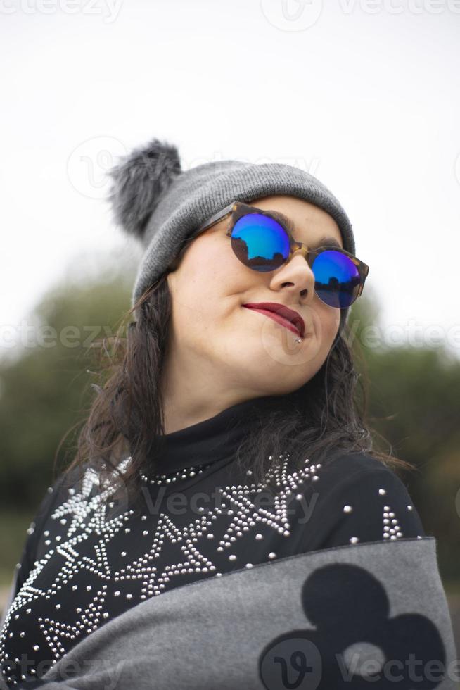 ragazza bruna in abbigliamento invernale posizione di montagna foto