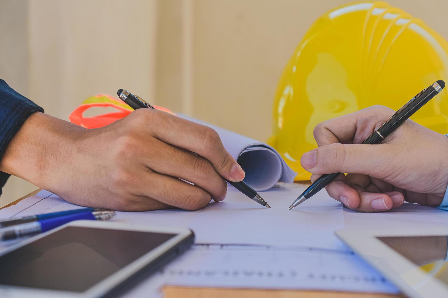 primo piano ingegnere disegno disegno su carta lavoro in ufficio foto