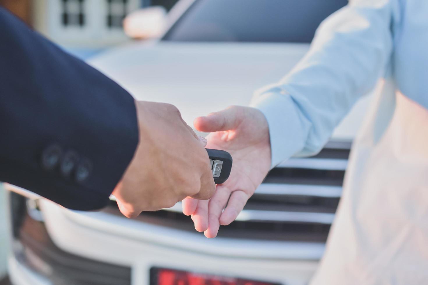 mano dando chiave auto vendita affitto assicurazione foto