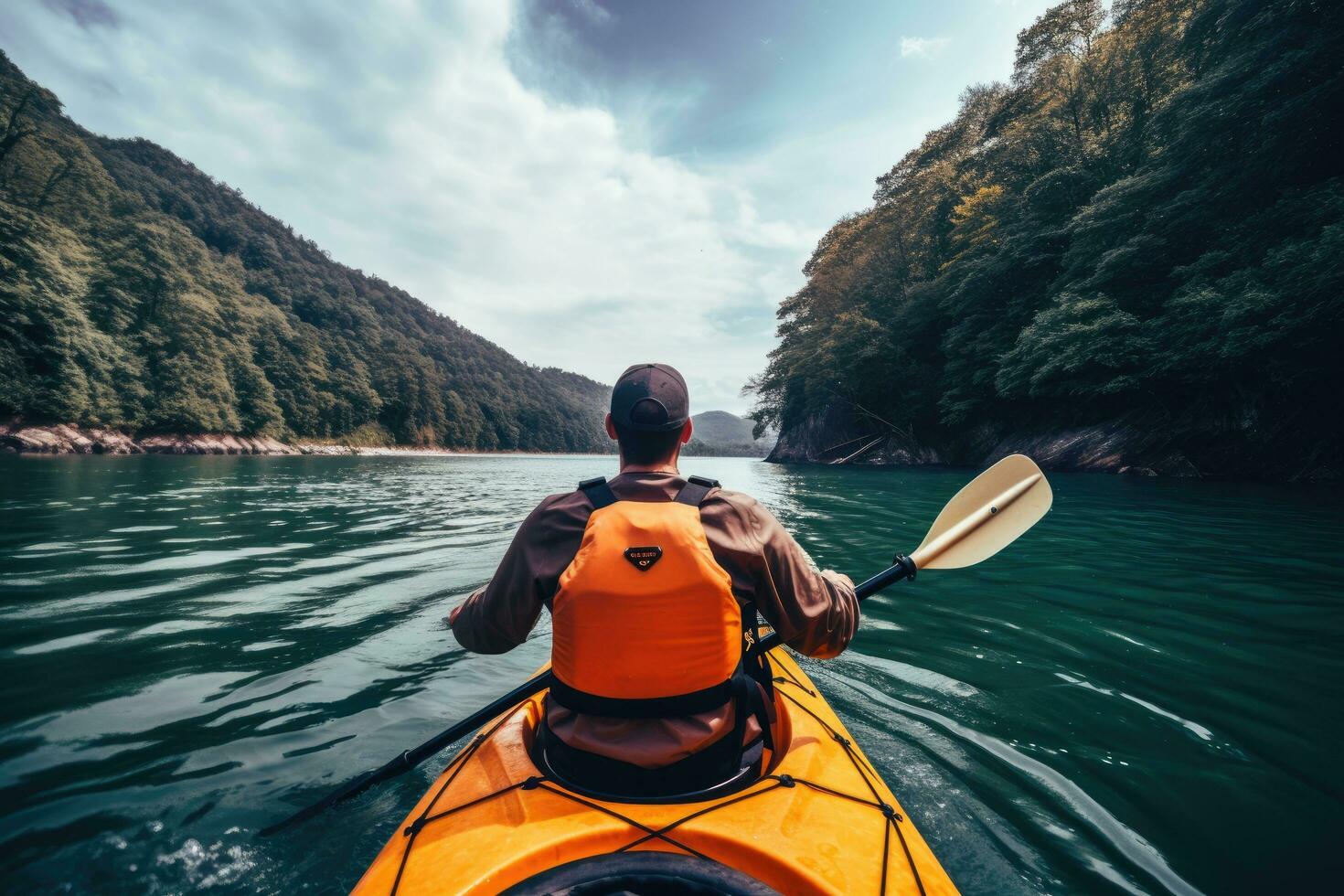 giovane uomo kayak su il lago nel il montagne. attivo stile di vita concetto, un' persone posteriore Visualizza di godendo un eco amichevole attività di kayak, ai generato foto