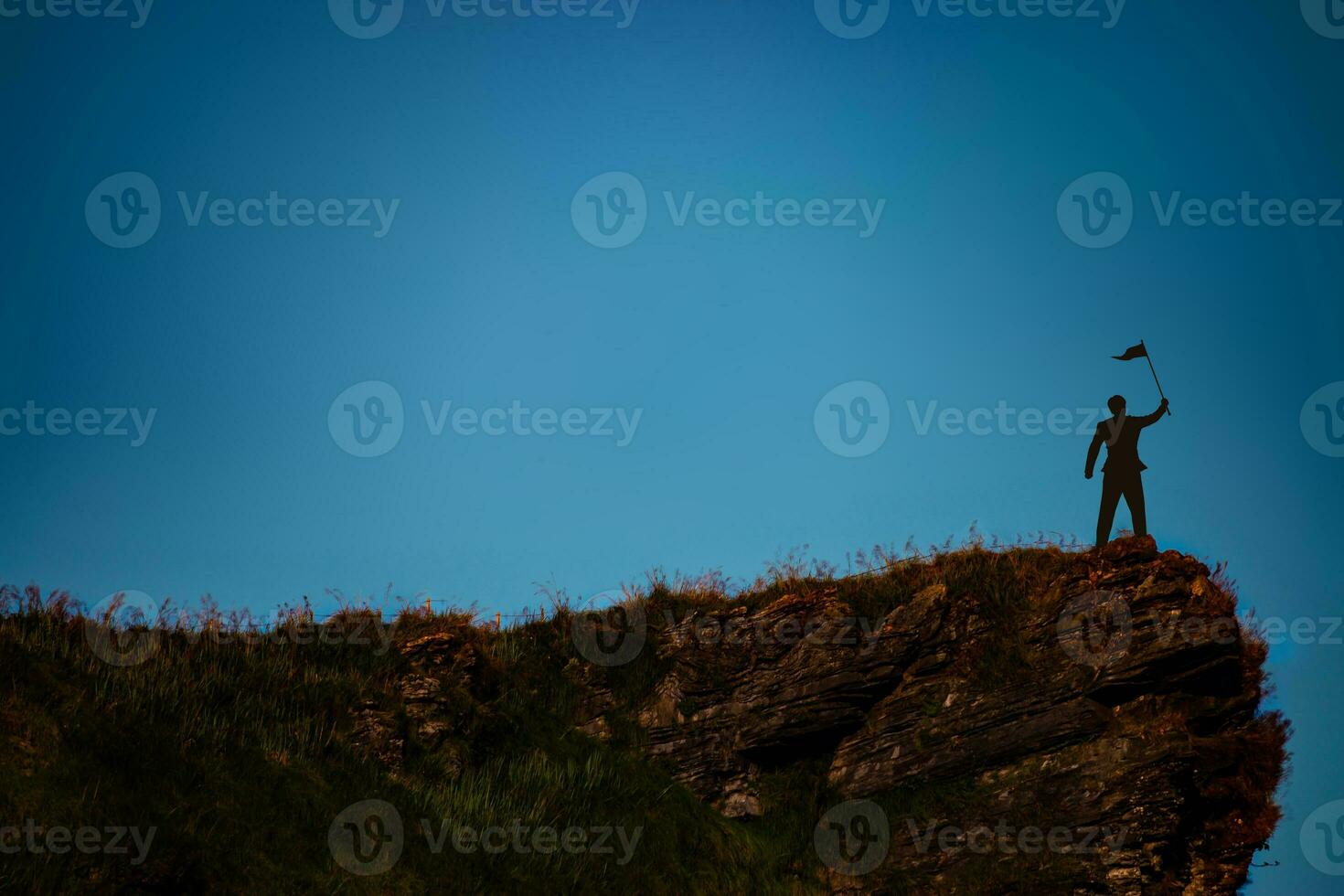 silhouette di uomo su montagna superiore al di sopra di cielo e sole leggero sfondo, affari, successo, comando, realizzazione e persone concetto foto
