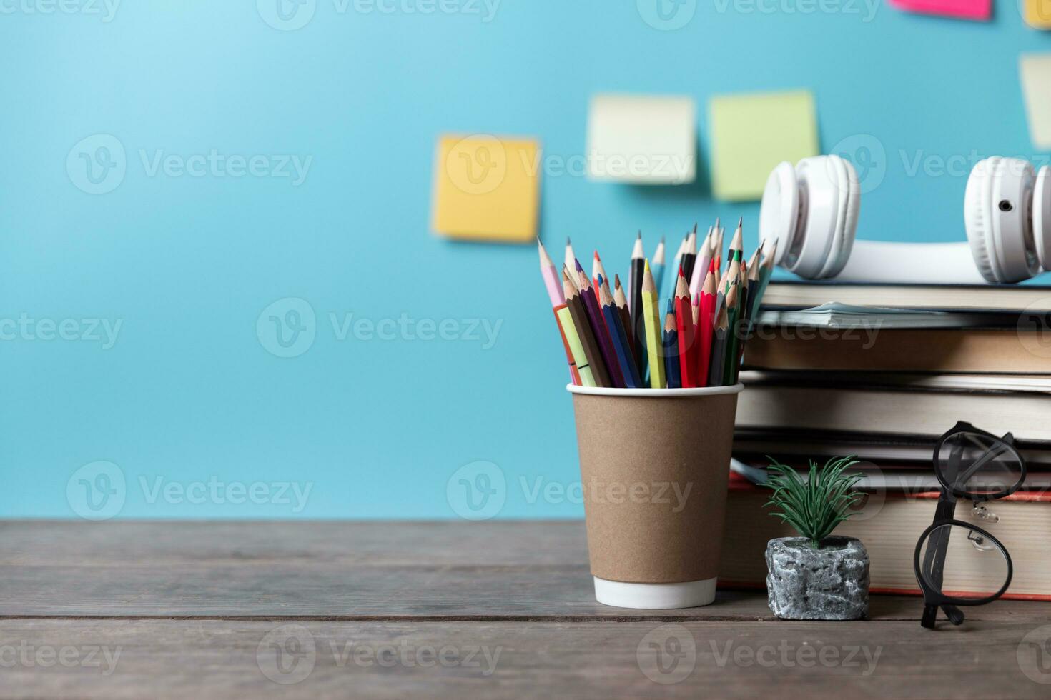 bambini scrivania creativo spazio di lavoro con scuola forniture, i Quaderni. indietro per scuola concetto. acquerello matita bisogno per portare per arte classe quando voi indietro per scuola. foto