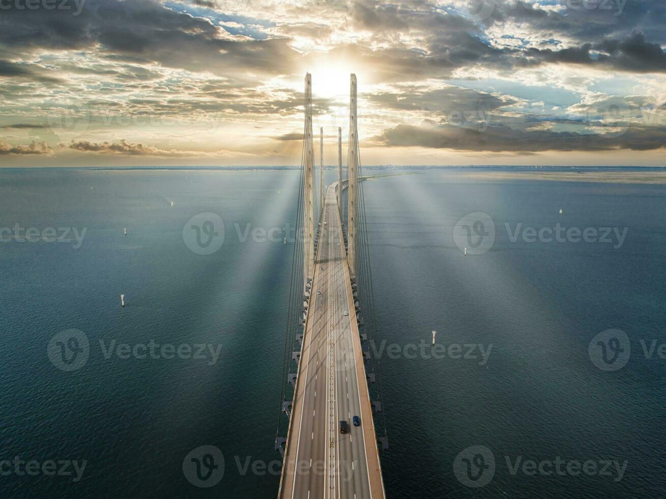 panoramico aereo vicino su Visualizza di oresund ponte al di sopra di il baltico mare foto
