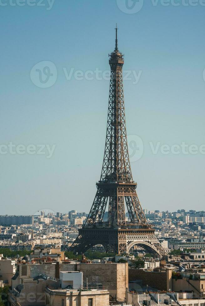 eiffel Torre sotto chiaro blu cielo foto