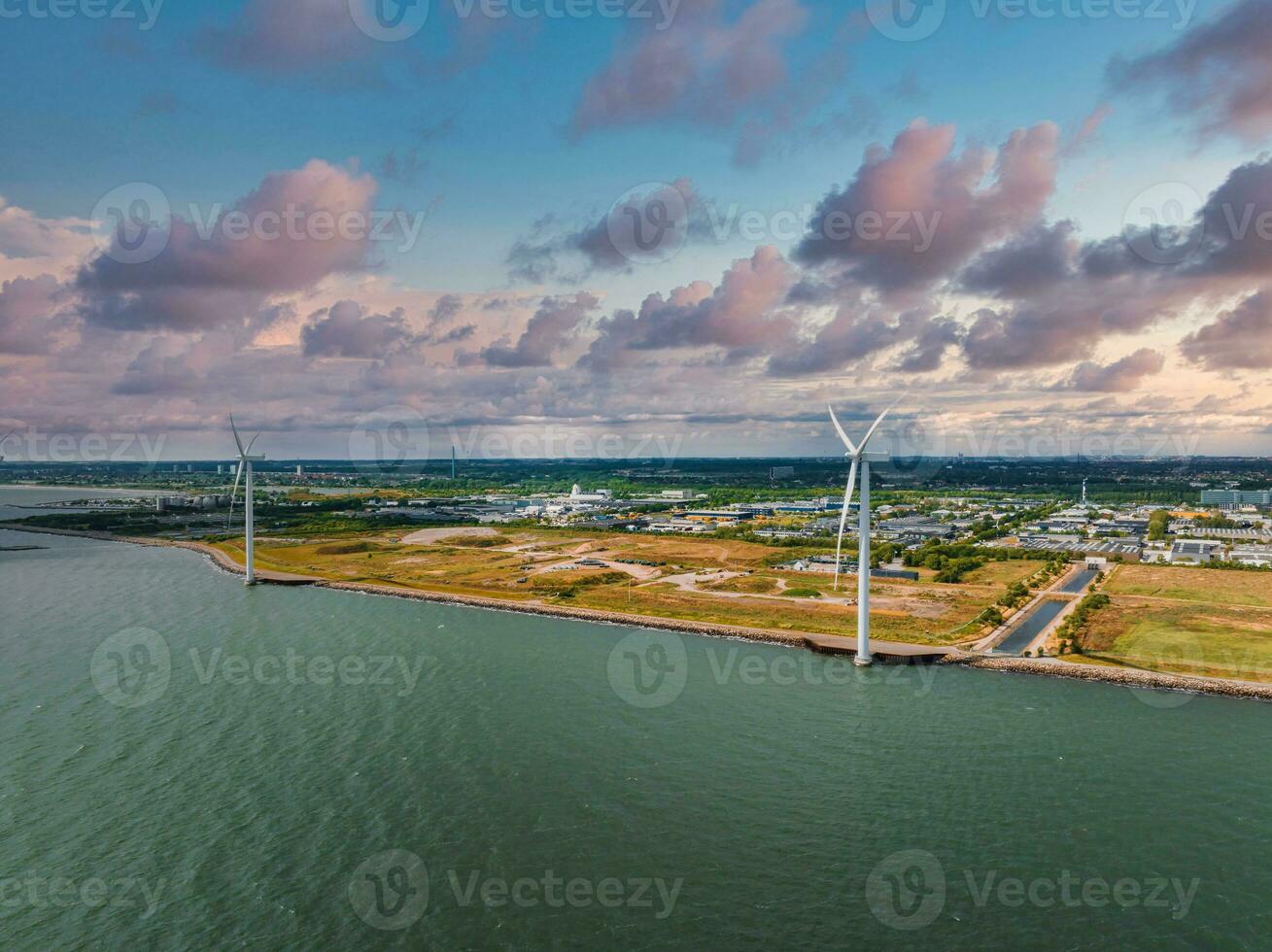 aereo Visualizza di il vento turbine. verde ecologico energia energia generazione. vento azienda agricola eco campo. foto