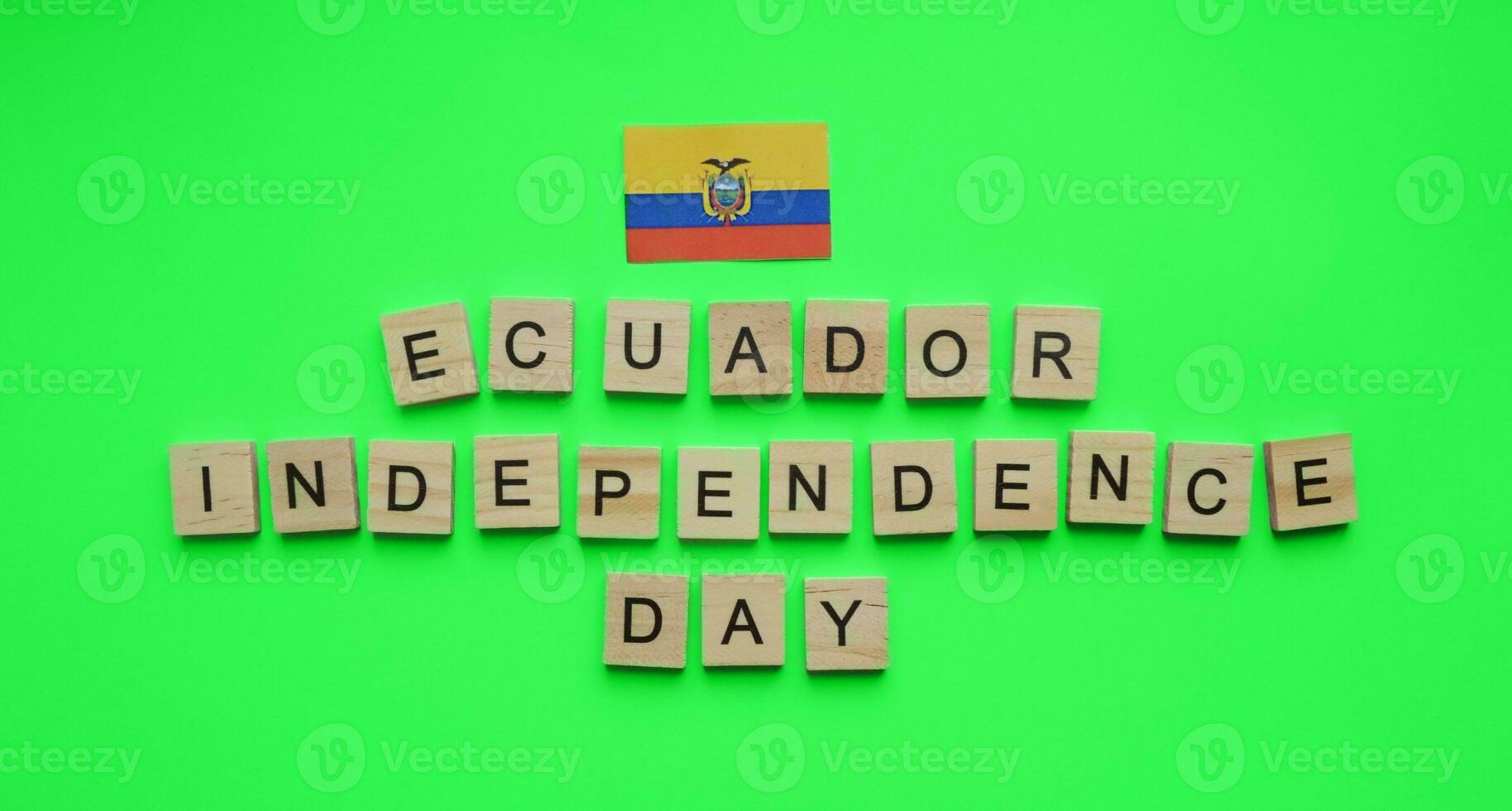 agosto 10, indipendenza giorno nel Ecuador, il bandiera di Ecuador, un' minimalista bandiera con il iscrizione nel di legno lettere su un' verde sfondo foto