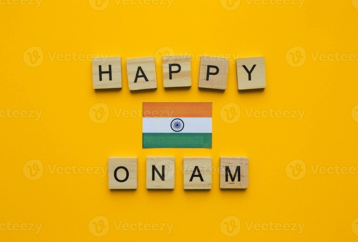 agosto 20-31, contento onam Festival, bandiera di India, minimalista bandiera con di legno lettere foto