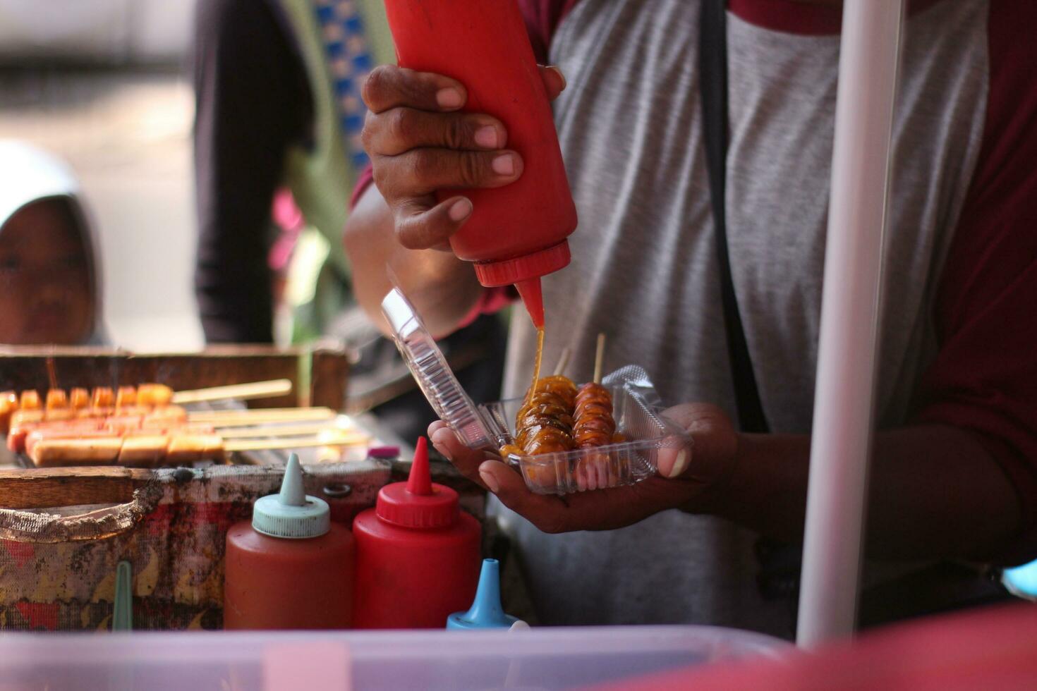 grigliato salsiccia Indonesia delizioso a strada cibo foto