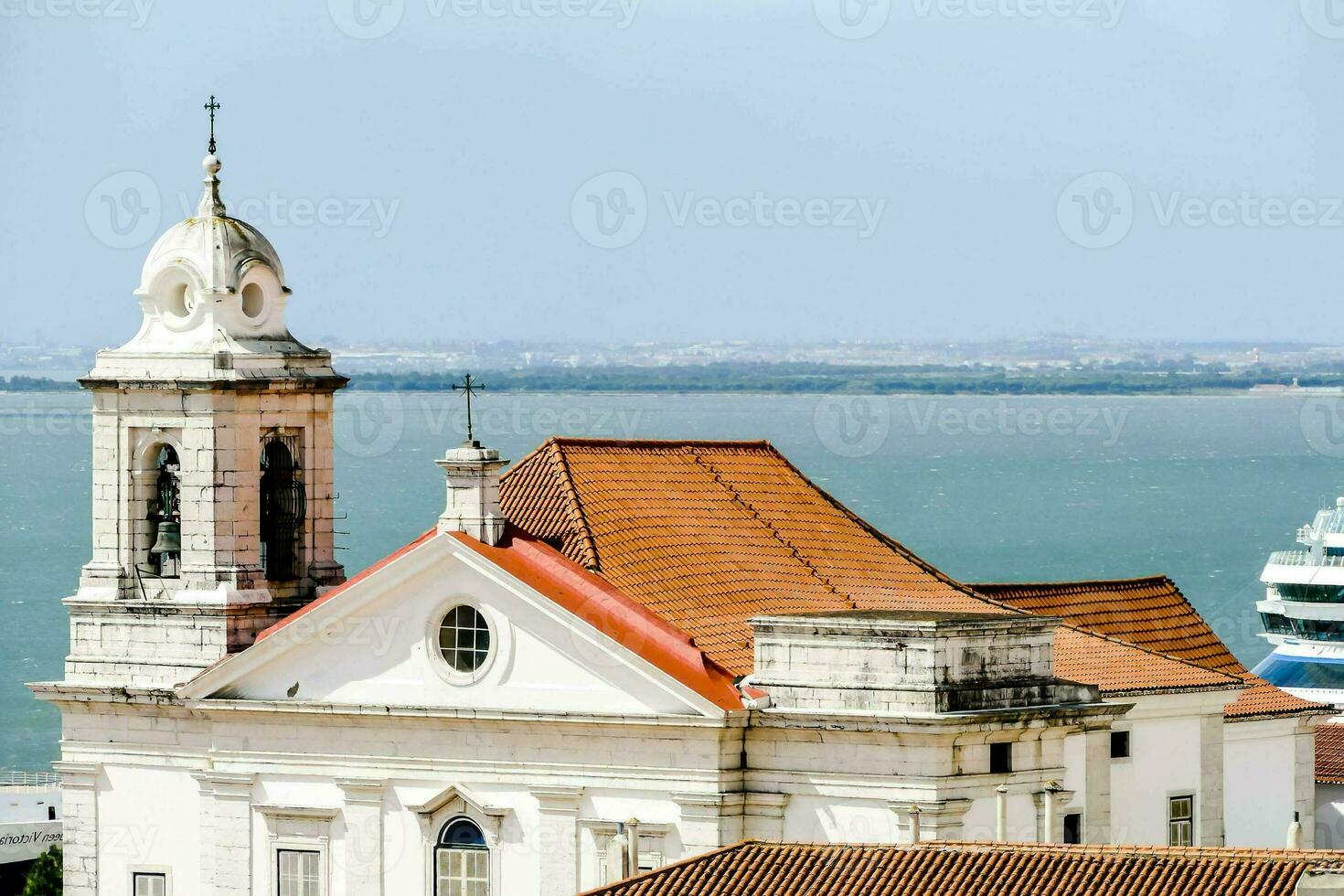 un' edificio con un' crociera nave nel il sfondo foto