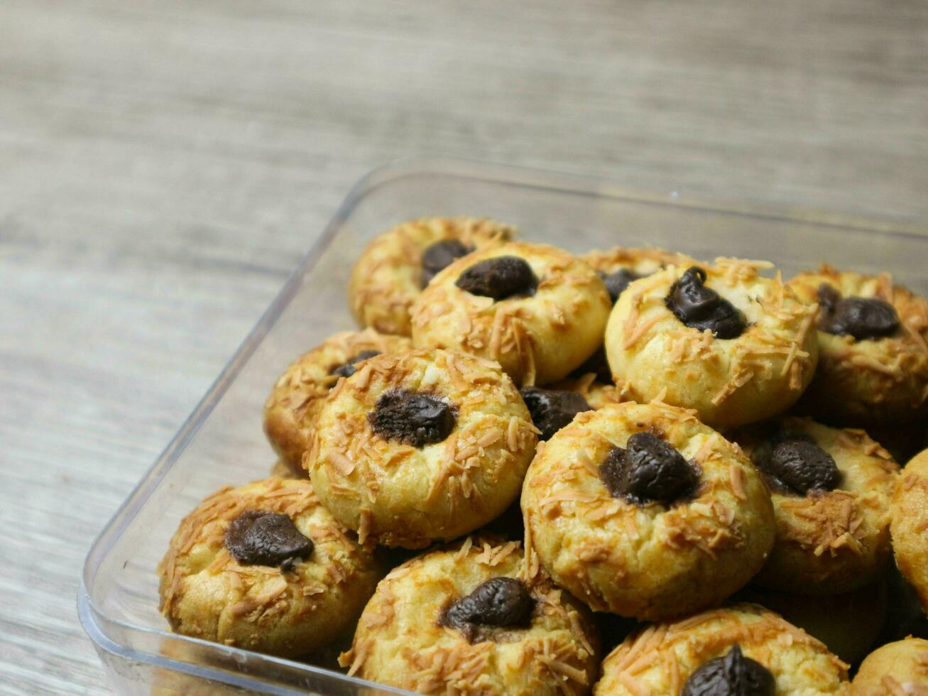 formaggio identificazione personale biscotti con cioccolato Riempimento su il plastica vaso foto