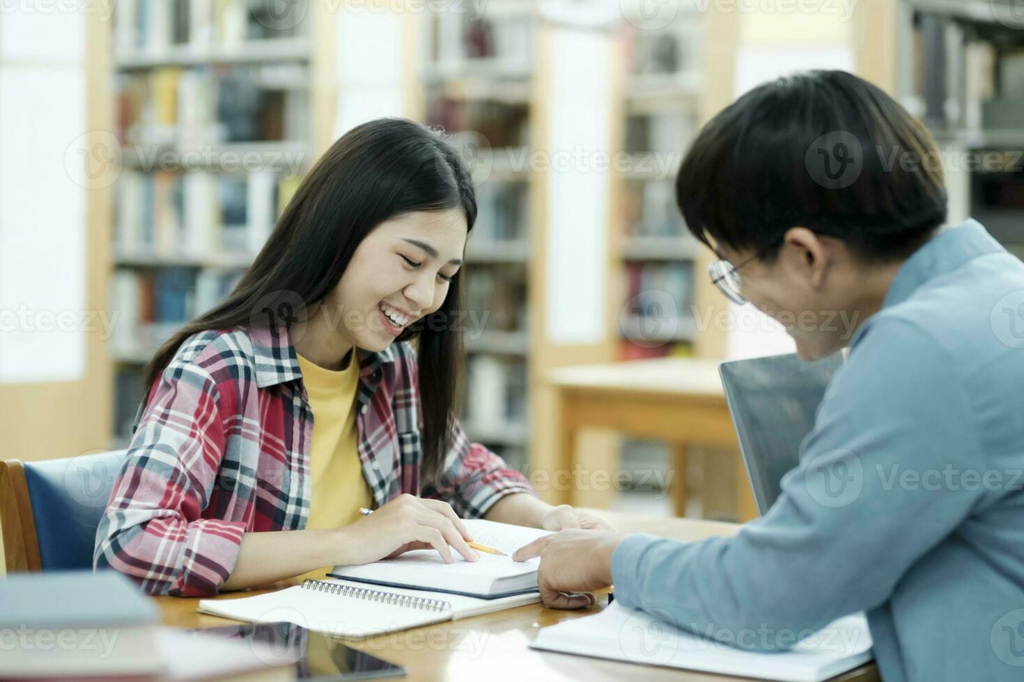 giovane studenti città universitaria aiuta amico attraente su e apprendimento. foto