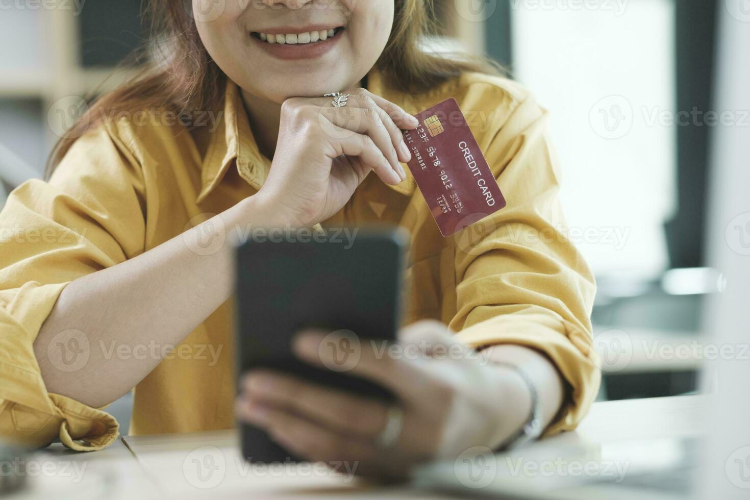 cliente shopping in linea pagare di credito carta. foto