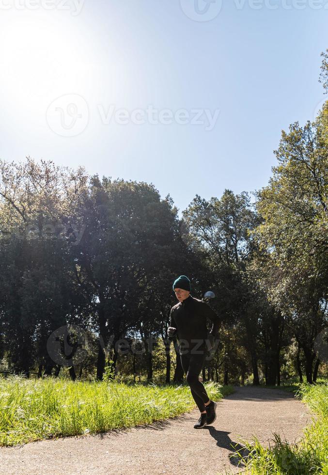 ragzzo fa attività fisica al parco foto