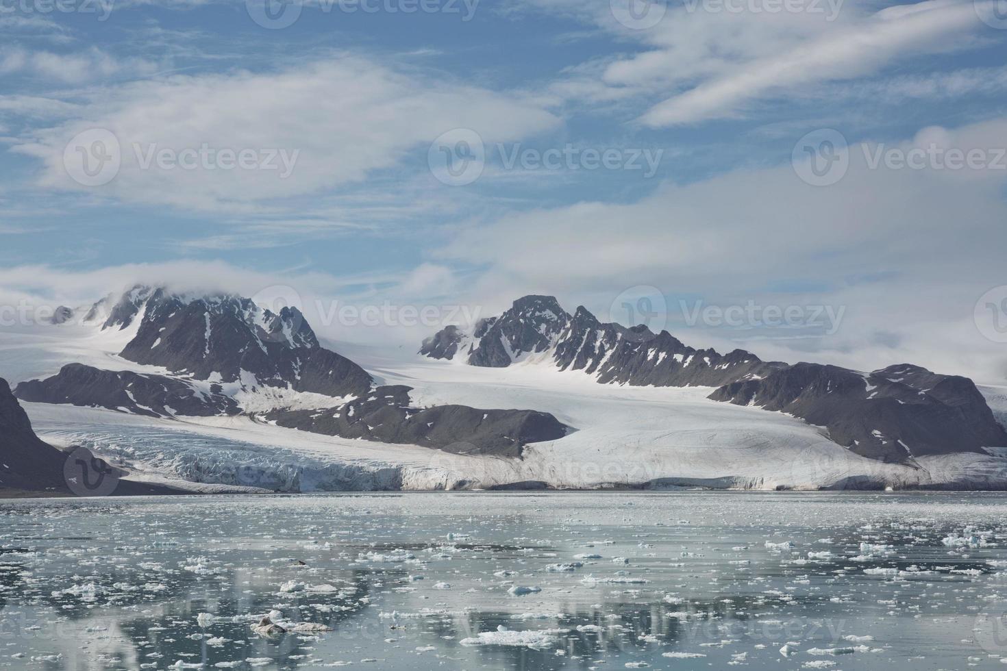 paesaggio costiero vicino a ny alesund sullo spitsbergen foto