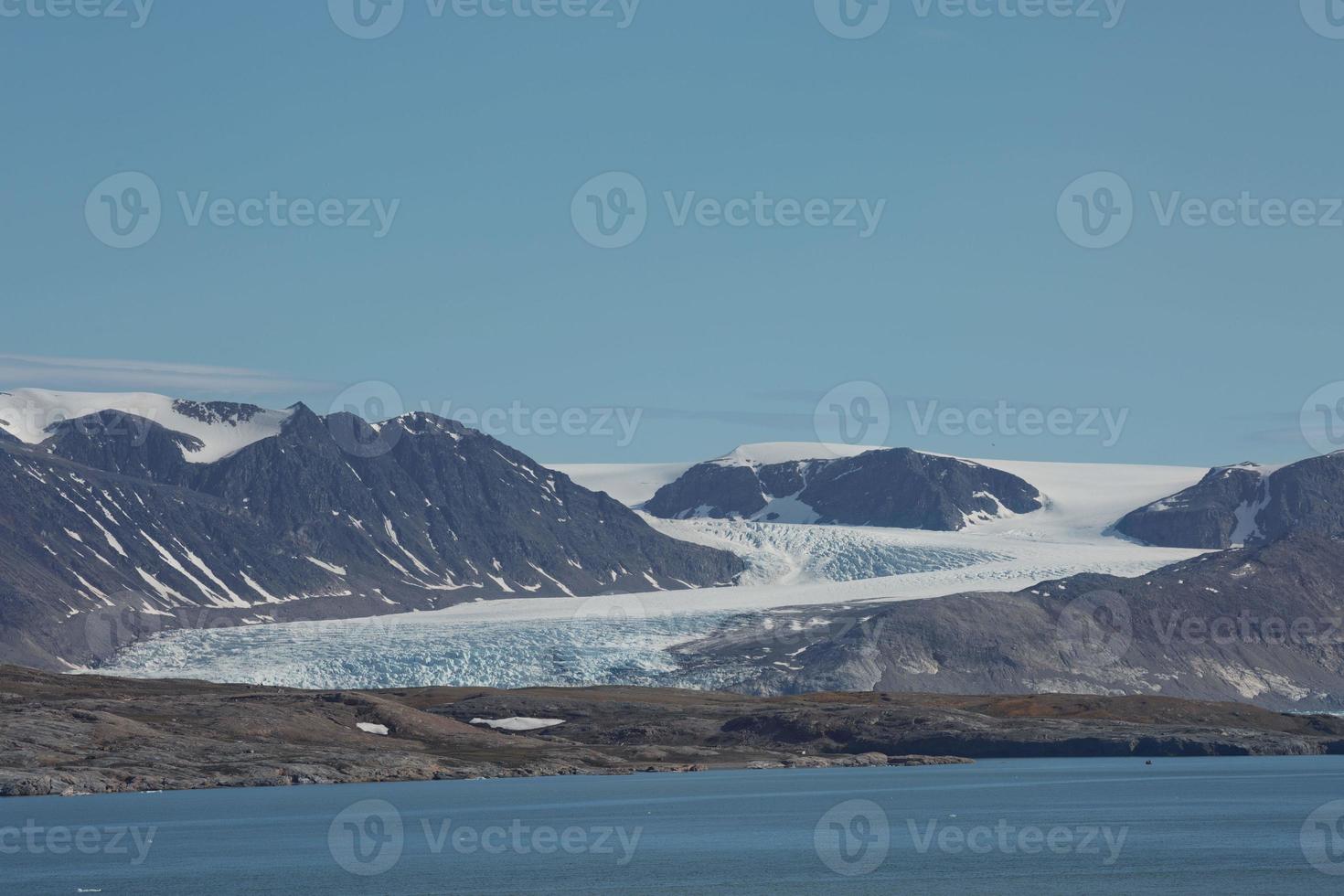 paesaggio costiero vicino a ny alesund sullo spitsbergen foto