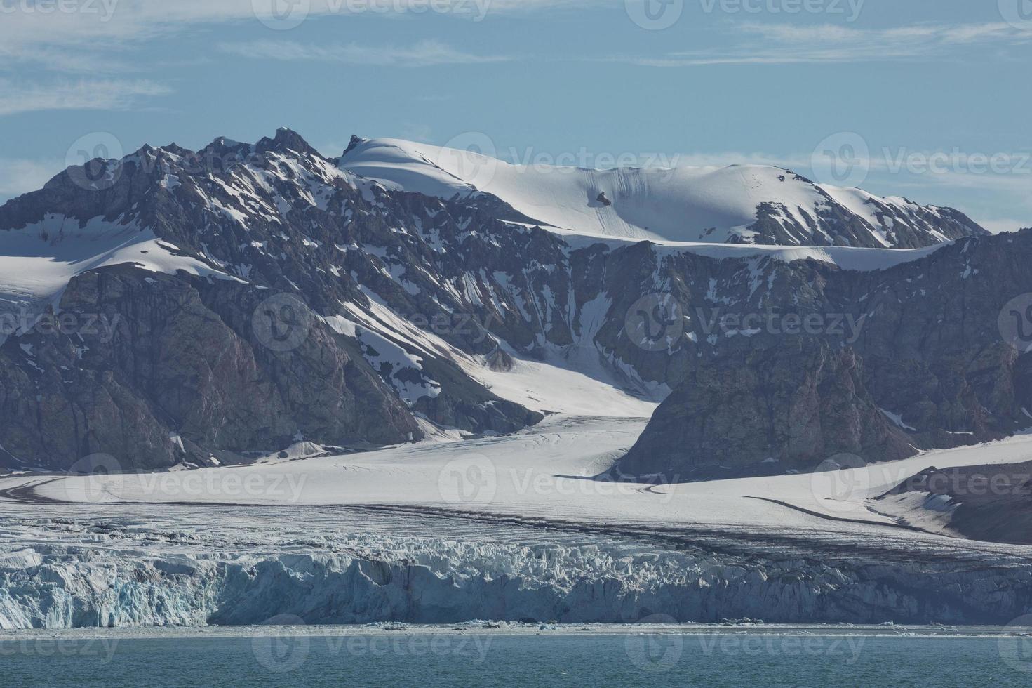 paesaggio costiero vicino a ny alesund sullo spitsbergen foto