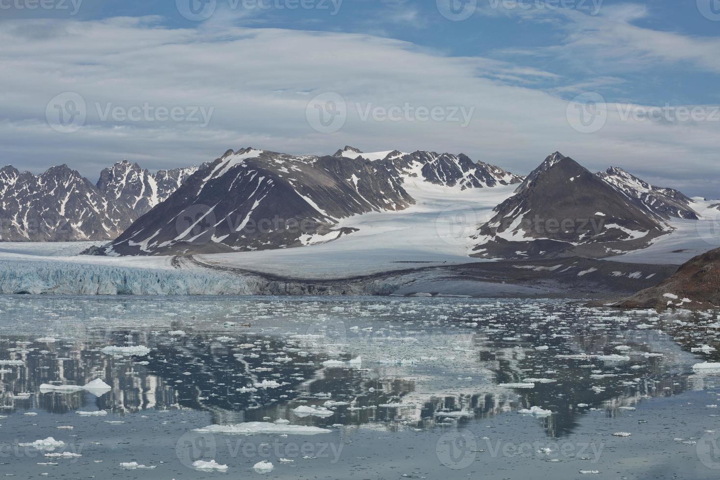 paesaggio costiero vicino a ny alesund sullo spitsbergen foto