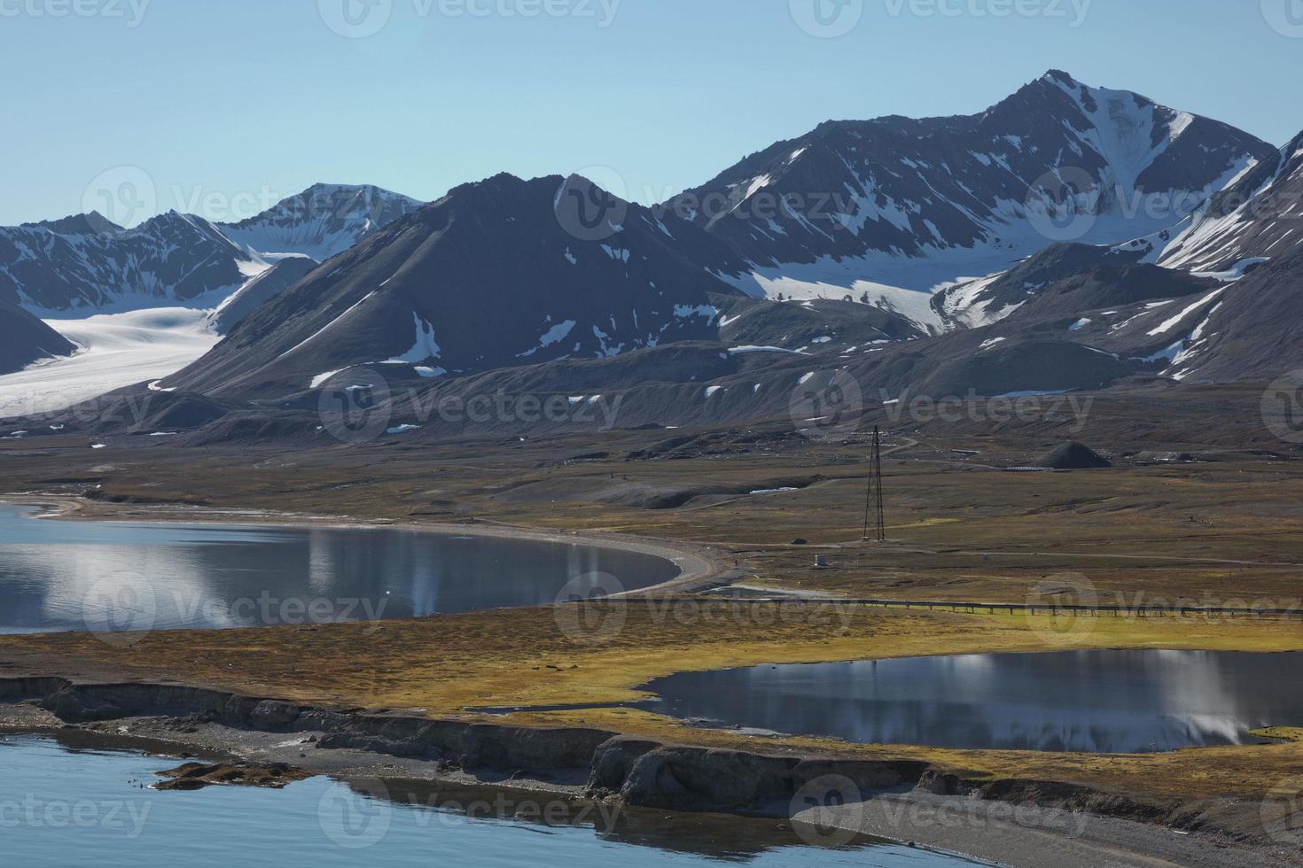 paesaggio costiero vicino a ny alesund sullo spitsbergen foto