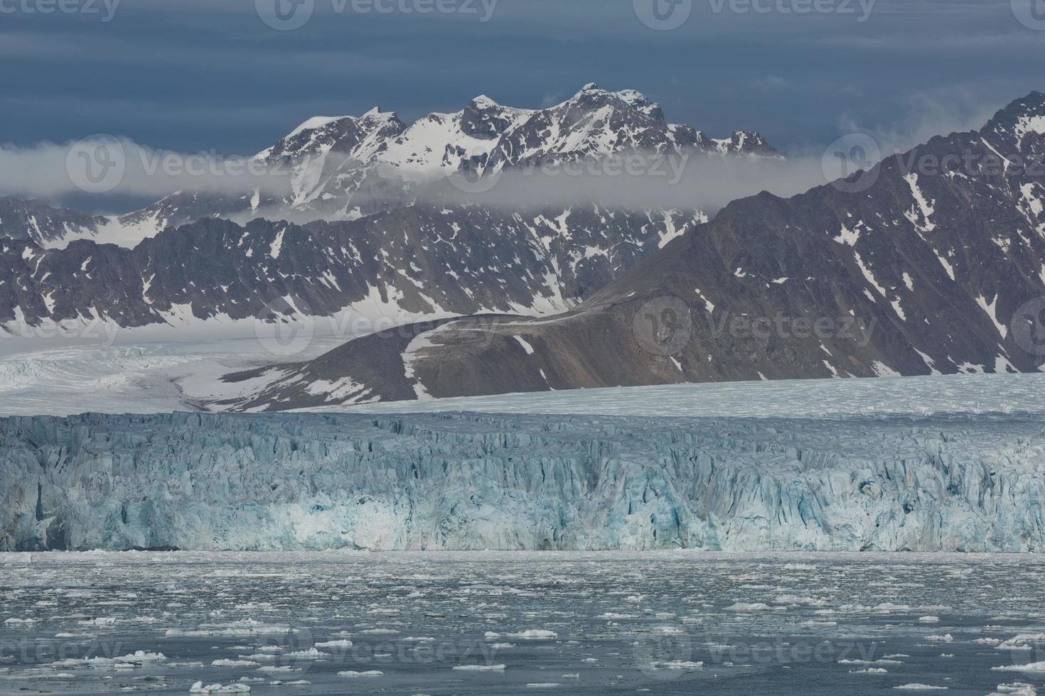 paesaggio costiero vicino a ny alesund sullo spitsbergen foto