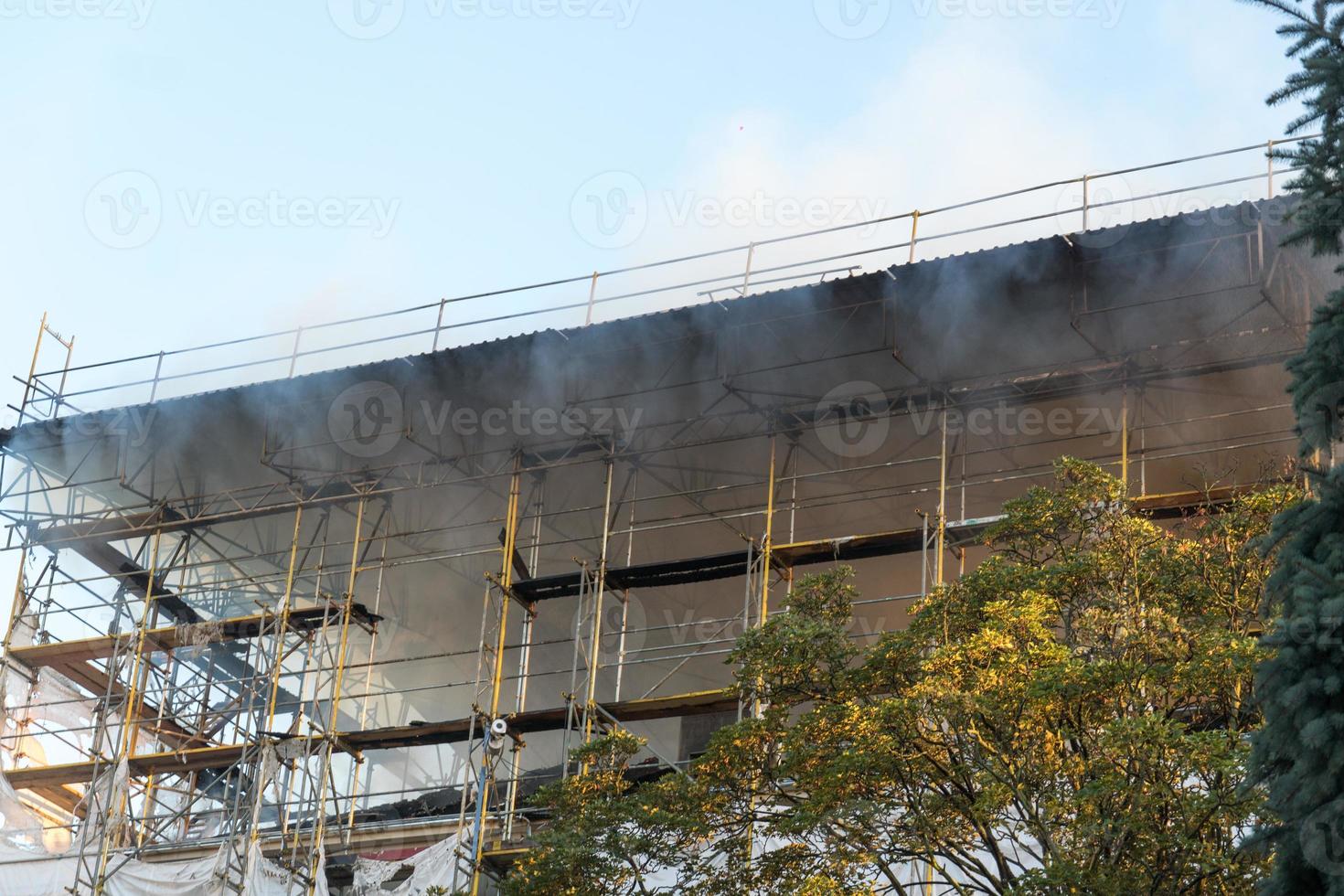 danni da incendio edificio in costruzione foto