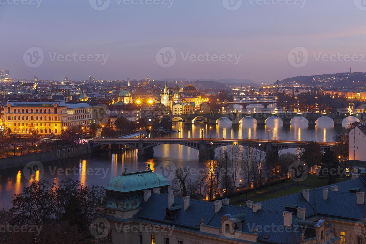 vista di praga di sera foto