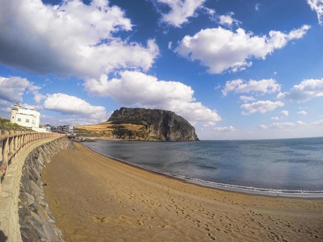 bella vista sul vulcano ilchulbong. isola di jeju, corea del sud foto