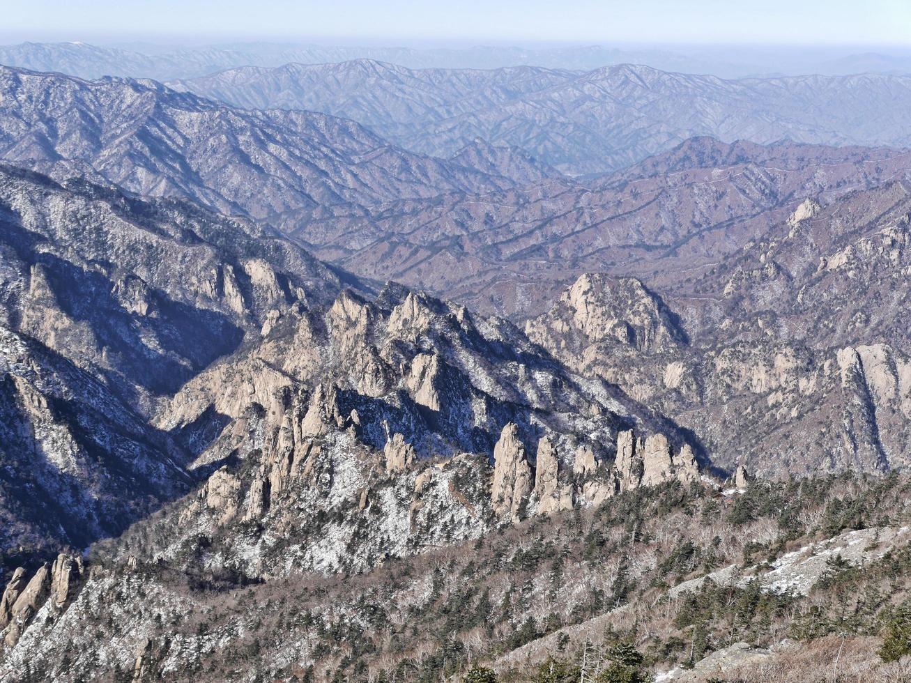 ottima vista sulle bellissime montagne seoraksan. Corea del Sud foto