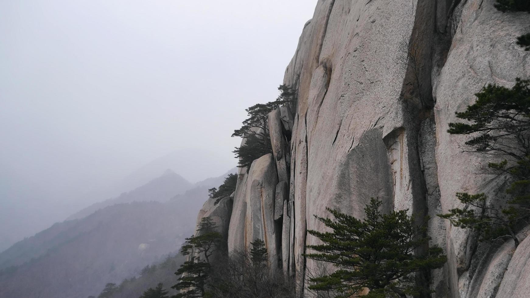 la roccia e la nebbia nel parco nazionale di seoraksan foto