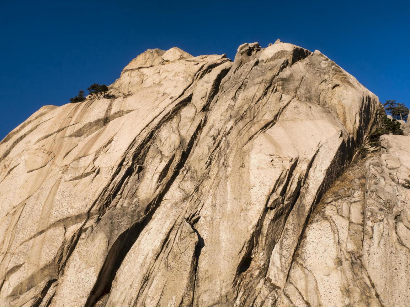 grande roccia nelle montagne del parco nazionale di seoraksan. Corea del Sud foto