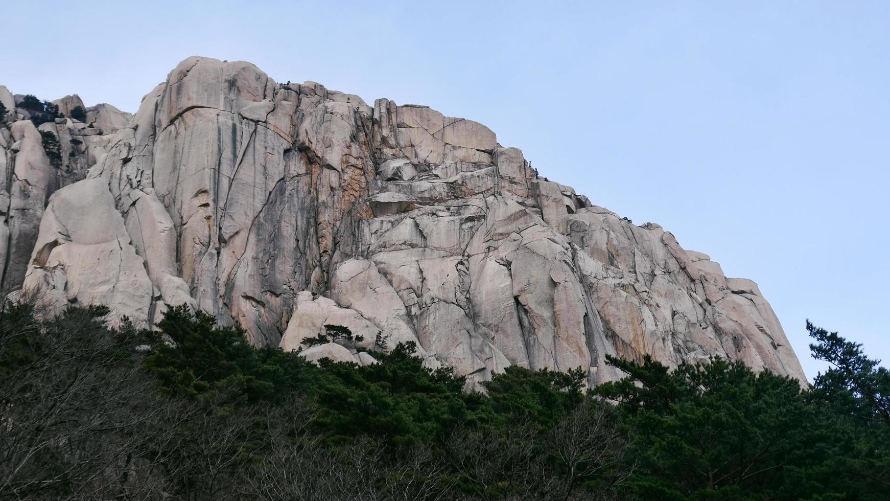 vista della grande roccia ulsanbawi nel parco nazionale di seoraksan. Corea del Sud foto