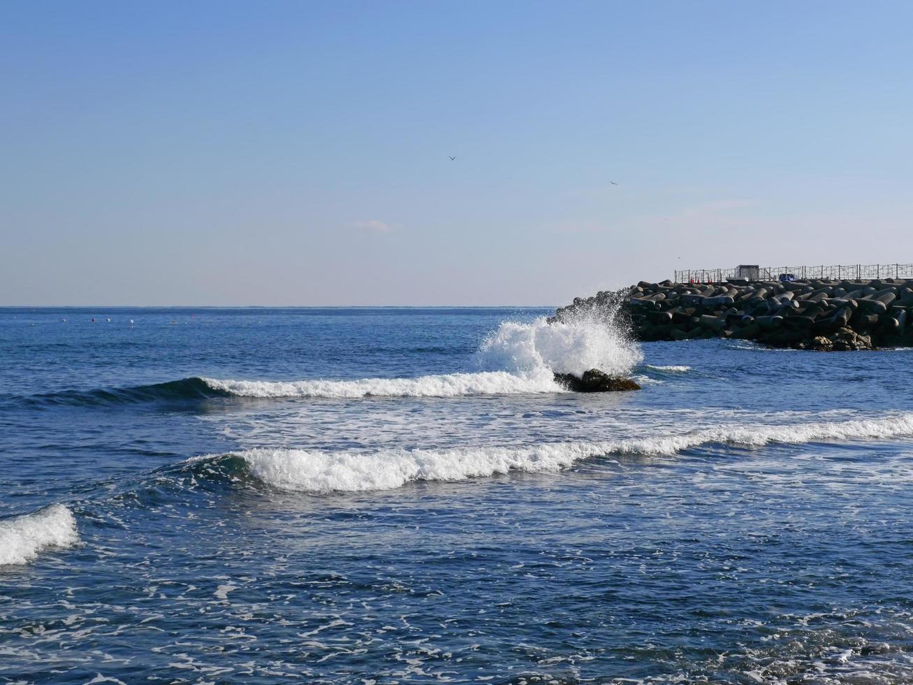 pietre nel mare. città di sokcho. Corea del Sud foto