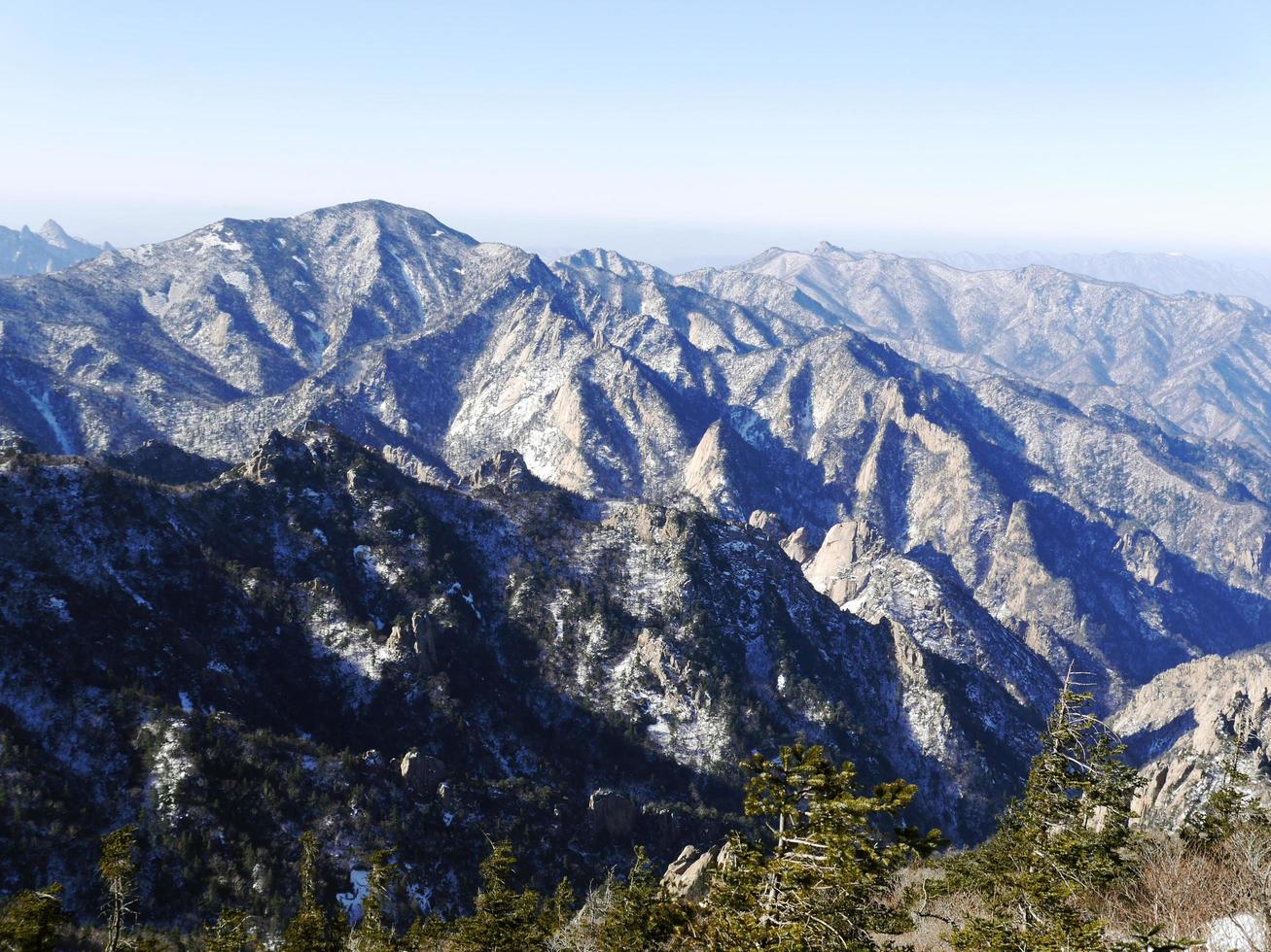 la vista sulle splendide montagne dall'alta vetta. parco nazionale di seoraksan. Corea del Sud foto