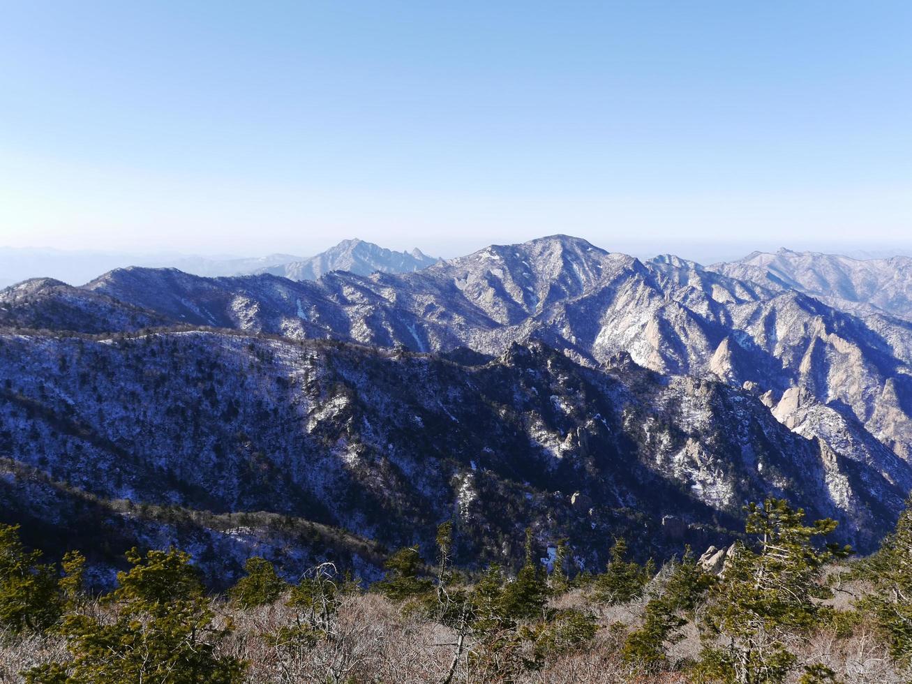 la vista sulle splendide montagne dall'alta vetta. parco nazionale di seoraksan. Corea del Sud foto