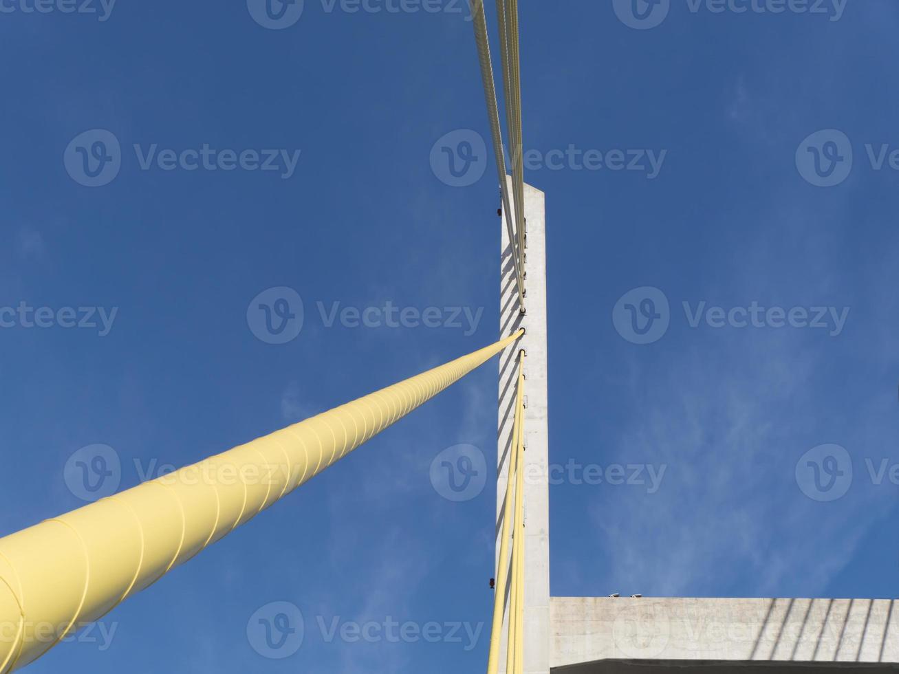 grande ponte e il cielo azzurro sullo sfondo foto