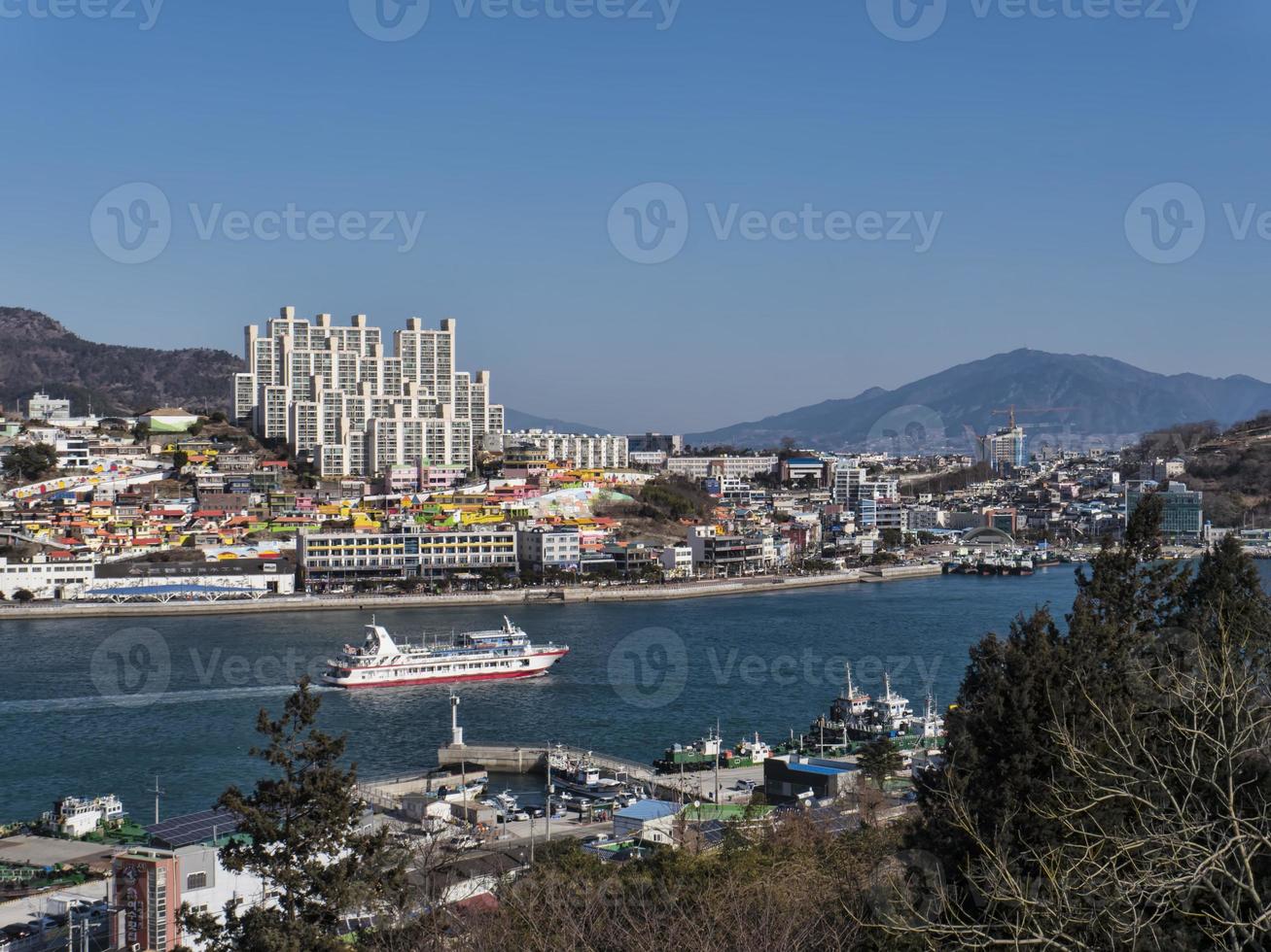 grande nave nella baia della città di Yeosu. Corea del Sud foto