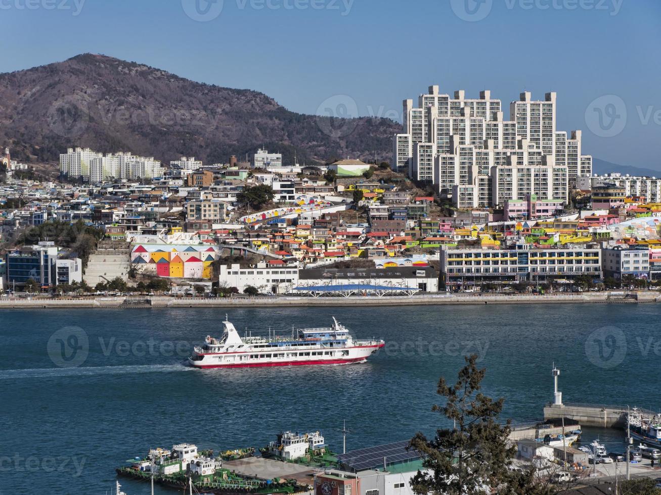 grande nave nella baia della città di Yeosu. Corea del Sud foto