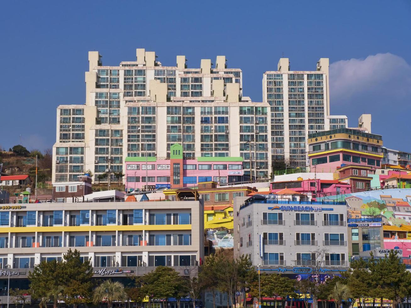 panorama dal mare alla città di Yeosu. Corea del Sud foto