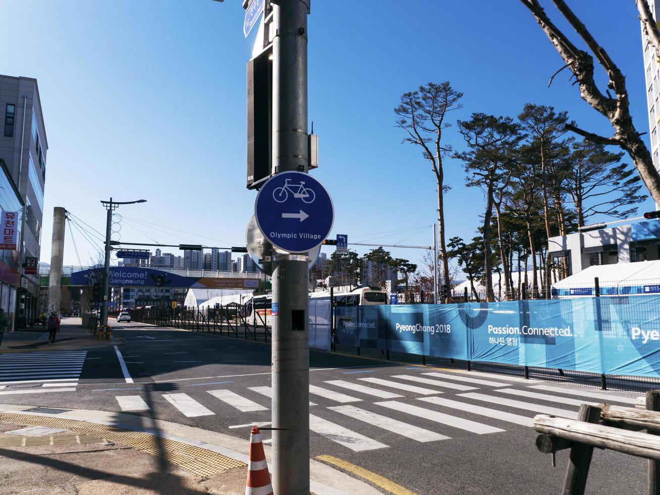 post con un puntatore nel villaggio olimpico. città di gangneung, corea del sud foto