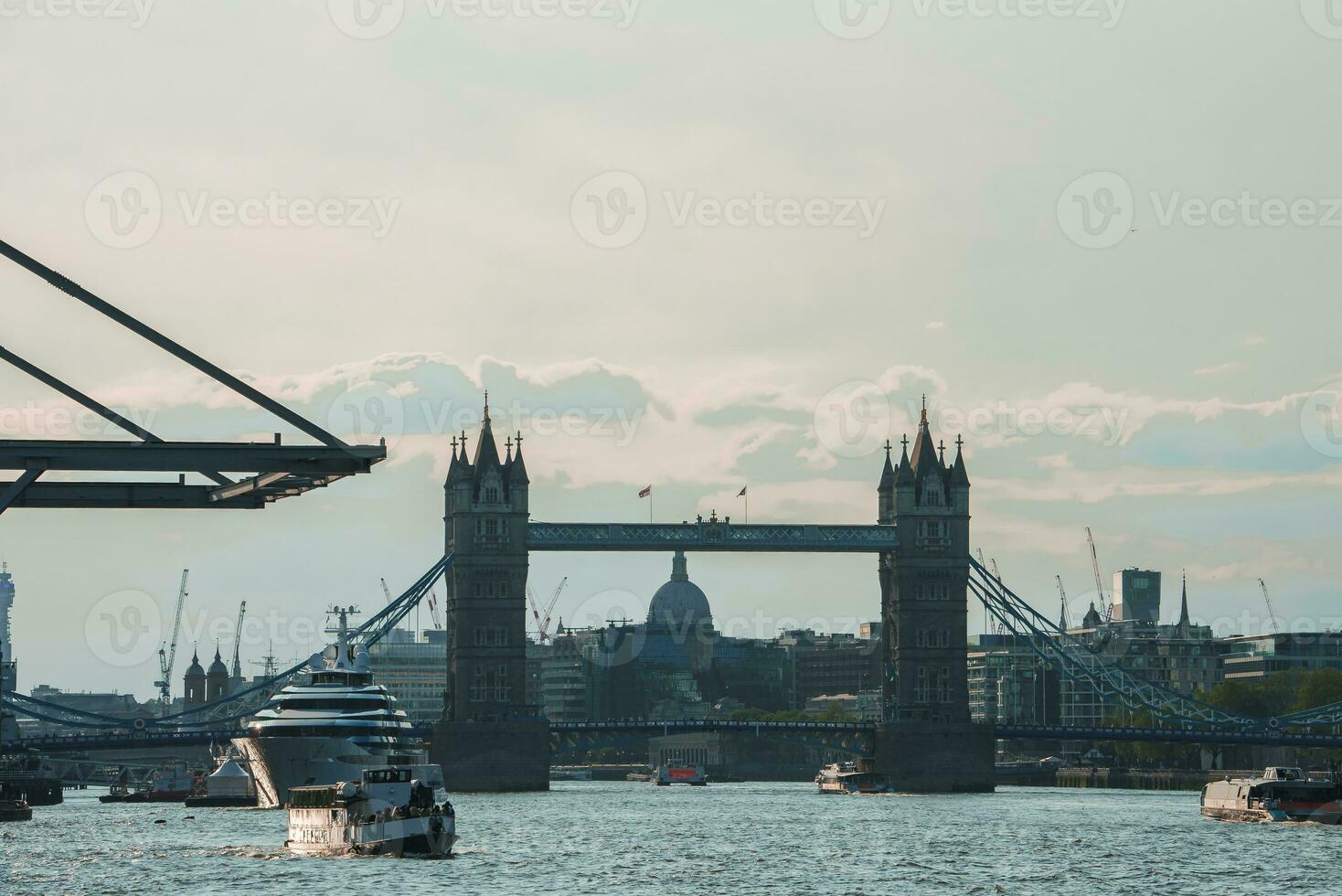 iconico Torre ponte collegamento londinese con Southwark su il Tamigi fiume foto