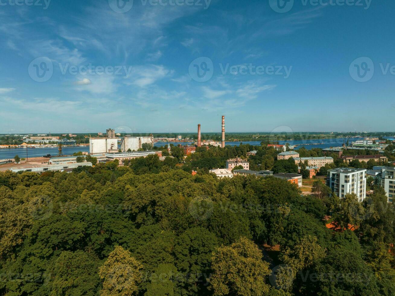 estate tramonto nel riga, Lettonia. aereo Visualizza di riga, il capitale di Lettonia a tramonto. foto